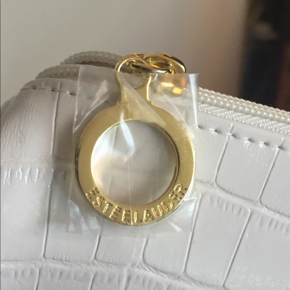 Estée Lauder - Picture 2 of 4